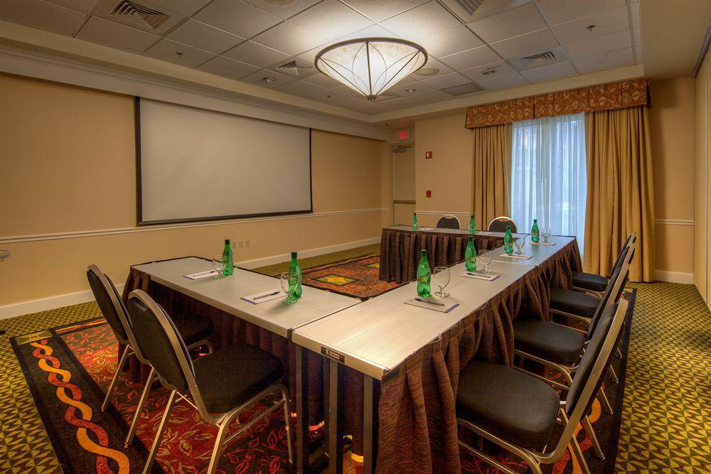 Hilton Garden Inn Norwalk Afaceri foto