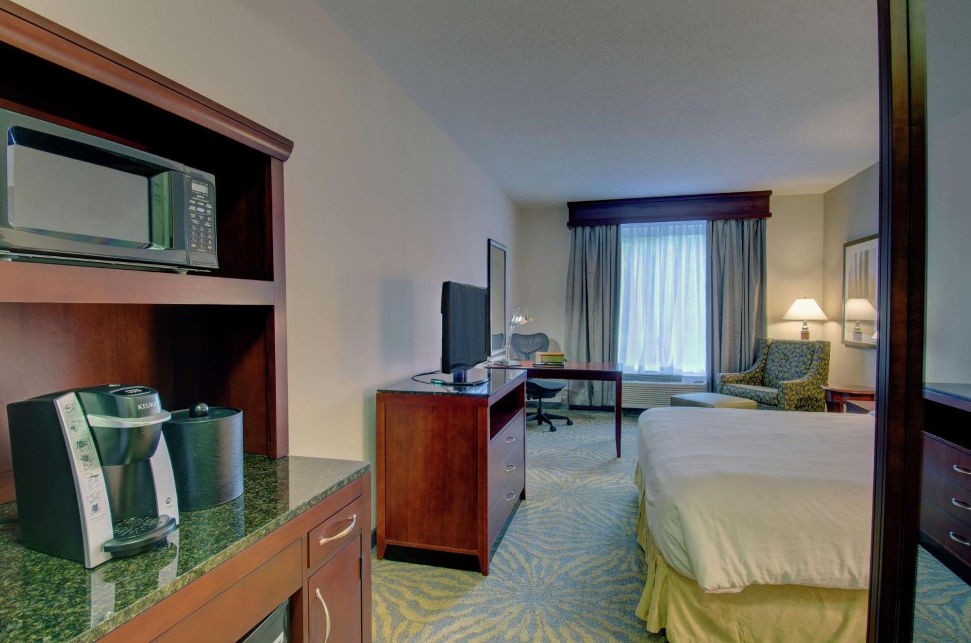 Hilton Garden Inn Norwalk Exterior foto